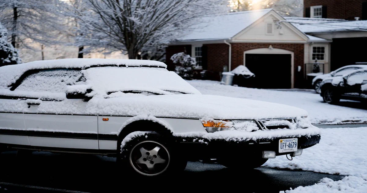 Voiture couverte de neige stationnée dans une rue en hiver