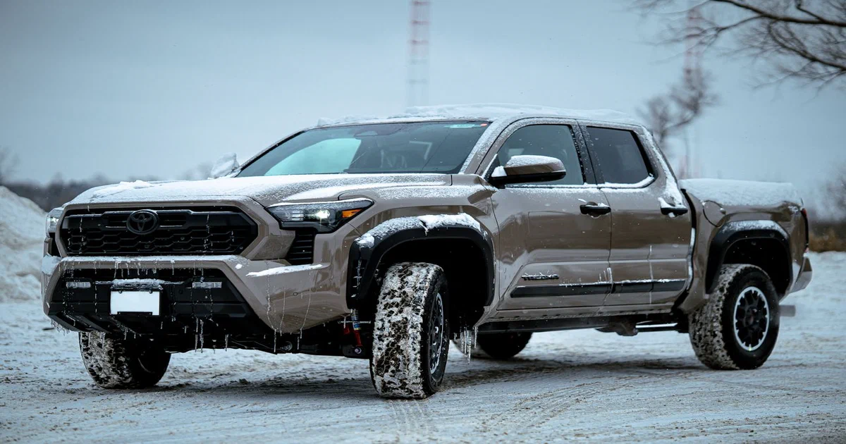 Camionnette pick-up couverte de neige en hiver